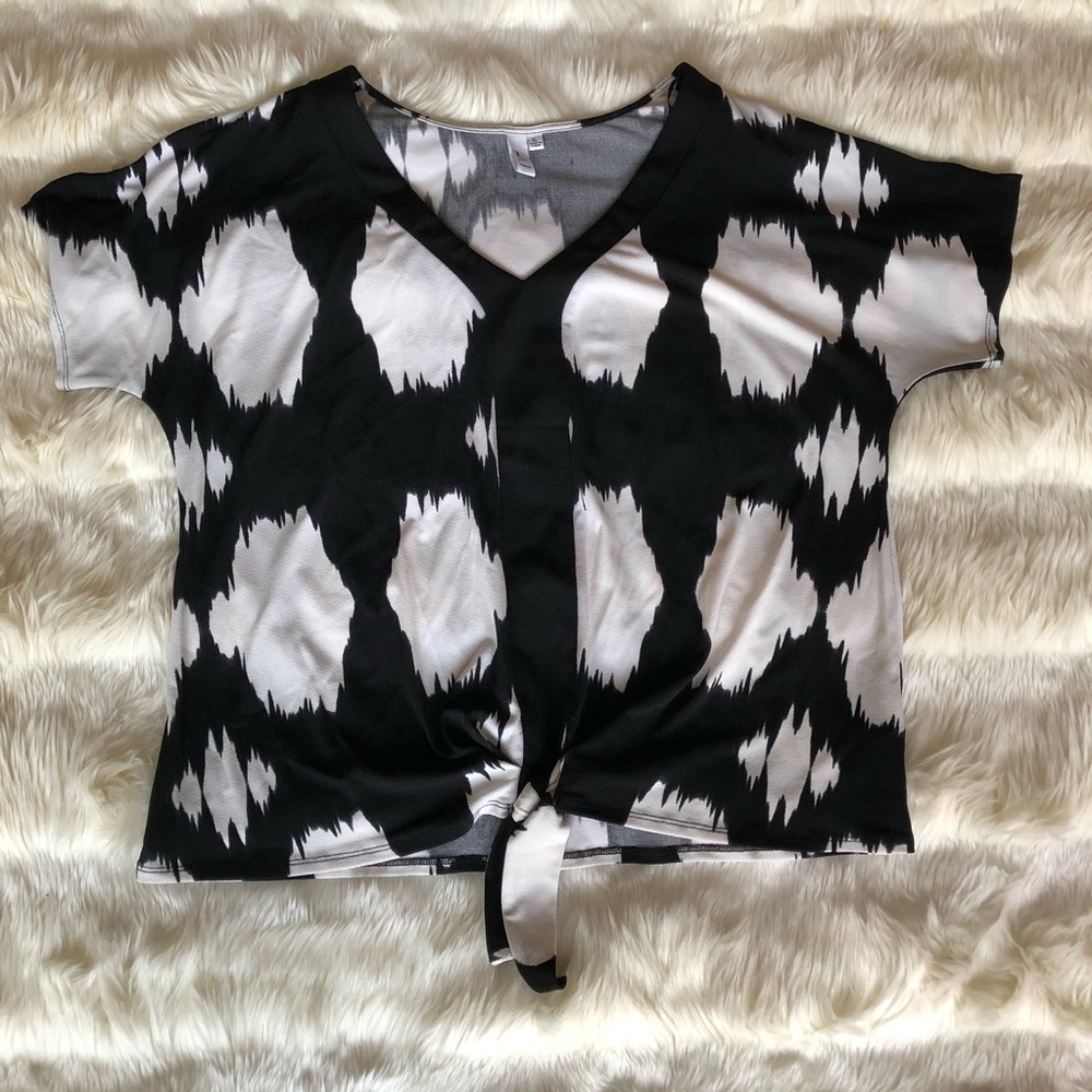 Jules & Leopold Black + White Printed Top W Tie